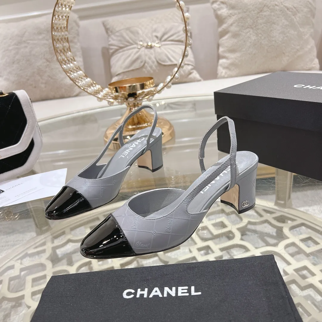 👟👟Ex-factory price 540👟👟 CHANEL Xiangjia 24vs spring and summer new fashion sandals series... Chanel is a very comprehensive noble fashion lifestyle brand. The same models are sold by major fashion bloggers and celebrities in Hong Kong, the United States, and other countries. They are simply beautiful. I fall in love with elegance and the playful sense of the future. I want to own them right away just by looking at them. But you can really think about a pair of exquisite high heels. This series is specially designed for extraordinary and indifferent ladies to create a unique overall effect. CHANEL designs products that inspire women to move forward and highlight their charm... 1️⃣Material: Original customized patent leather + imported sheepskin 2️⃣Inner lining: Original customized imported sheepskin 3️⃣Feet: Original customized imported sheepskin 4️⃣Outsole: Genuine leather sole imported from Italy 5️⃣Heel height: 2.5cm/6.5cm/9cm 6️⃣Number: 34-43 (34.40.41.42.43 customization is not returnable) 7️⃣Packaging: The latest and exquisite full set of packaging at the counter
